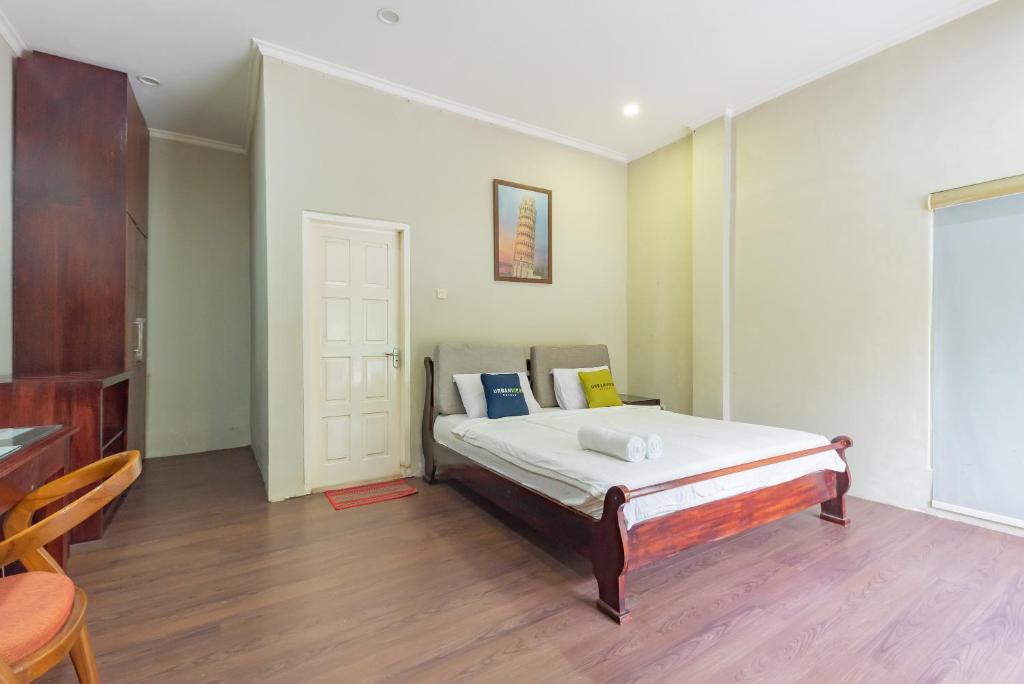 Postel nebo postele na pokoji v ubytování Urbanview Resort Botol Cisarua Puncak Bogor