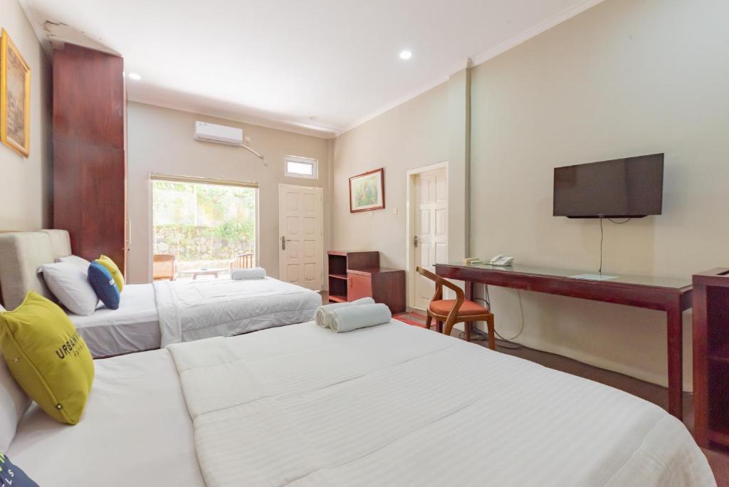 Postel nebo postele na pokoji v ubytování Urbanview Resort Botol Cisarua Puncak Bogor