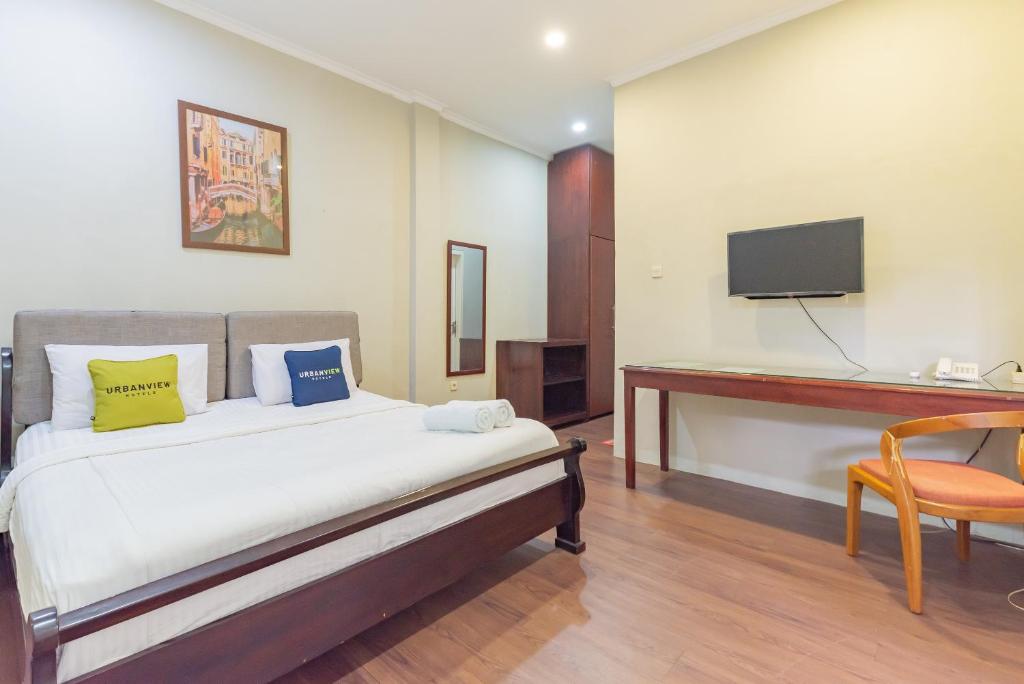 Postel nebo postele na pokoji v ubytování Urbanview Resort Botol Cisarua Puncak Bogor