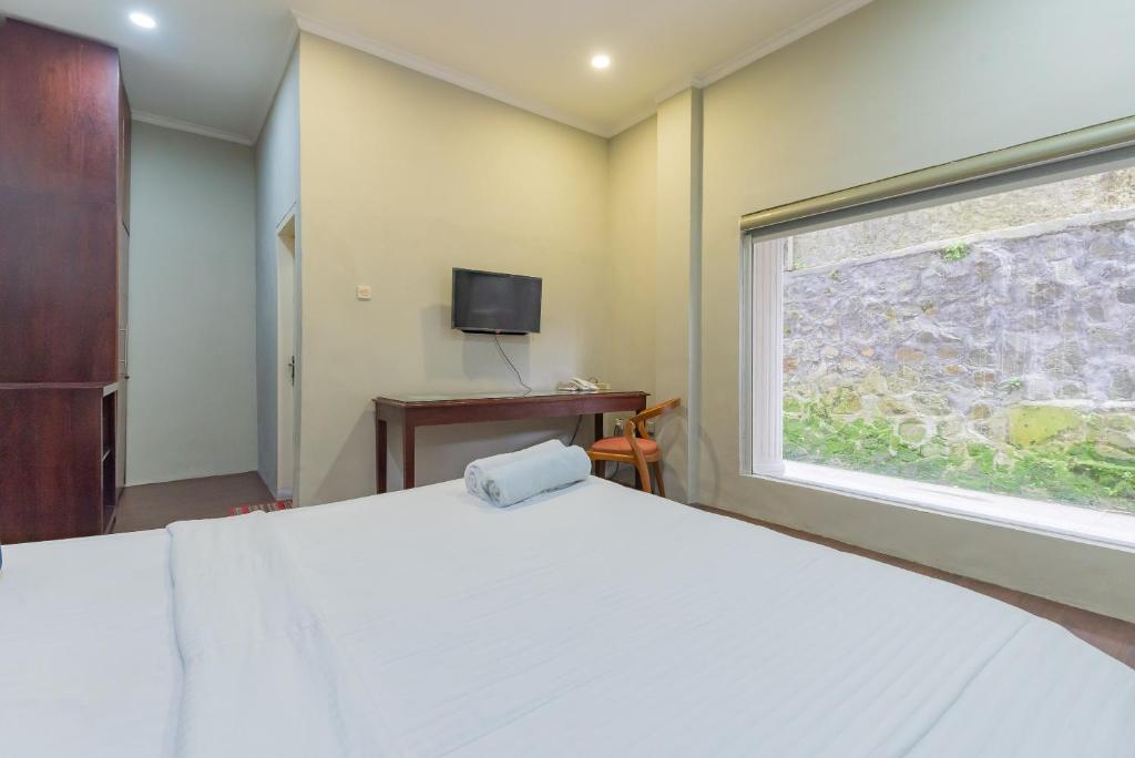TV a/nebo společenská místnost v ubytování Urbanview Resort Botol Cisarua Puncak Bogor