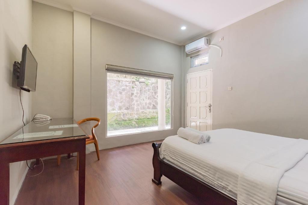Postel nebo postele na pokoji v ubytování Urbanview Resort Botol Cisarua Puncak Bogor