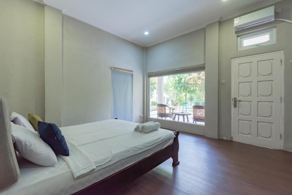 Postel nebo postele na pokoji v ubytování Urbanview Resort Botol Cisarua Puncak Bogor