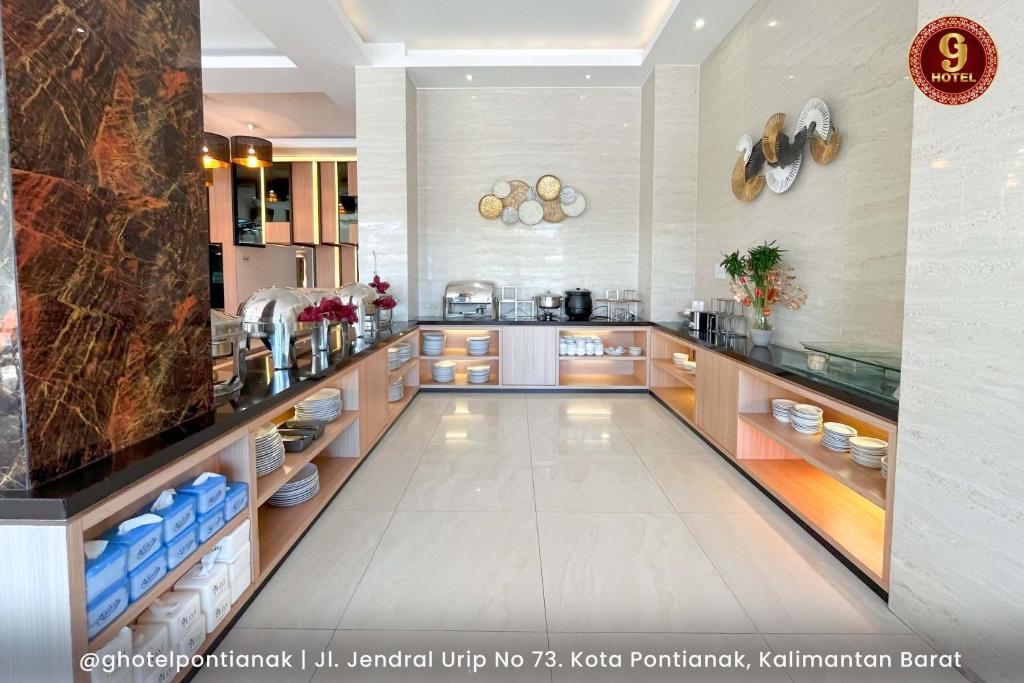 Kuchyň nebo kuchyňský kout v ubytování G-Hotel Pontianak