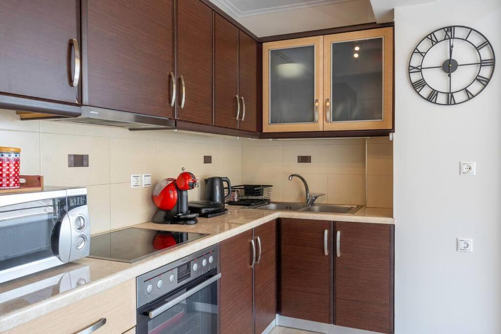 Kuchyň nebo kuchyňský kout v ubytování Comfort 1BR apt with amazing balcony at Piraeus