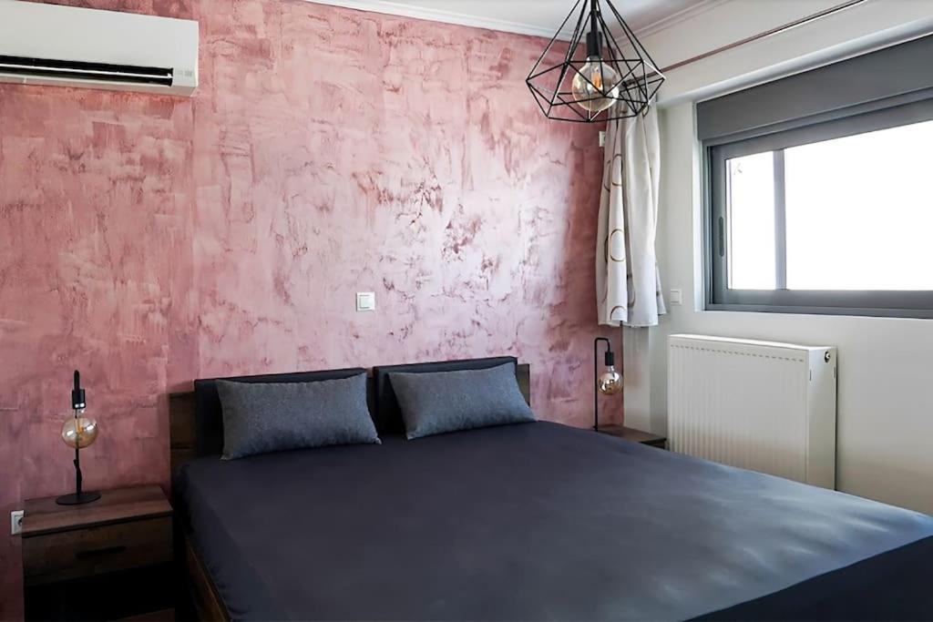 Postel nebo postele na pokoji v ubytování Comfort 1BR apt with amazing balcony at Piraeus