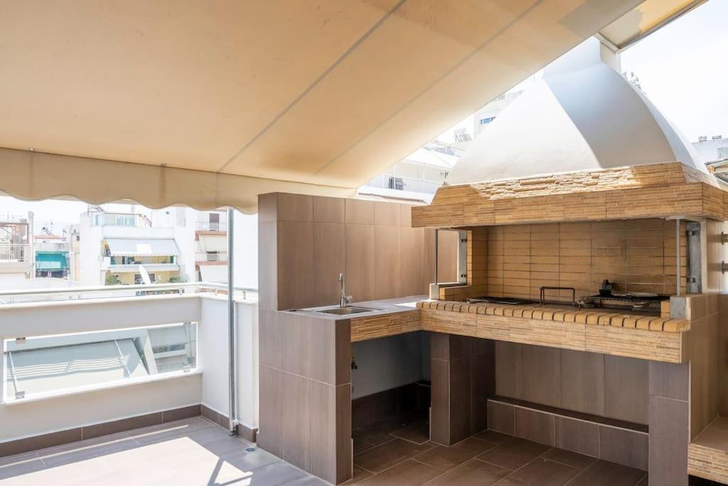 Kuchyň nebo kuchyňský kout v ubytování Comfort 1BR apt with amazing balcony at Piraeus