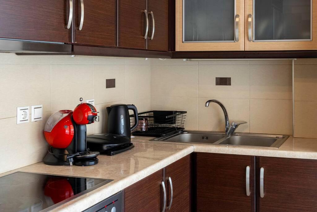Kuchyň nebo kuchyňský kout v ubytování Comfort 1BR apt with amazing balcony at Piraeus