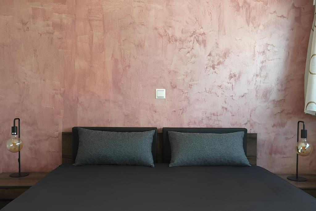 Postel nebo postele na pokoji v ubytování Comfort 1BR apt with amazing balcony at Piraeus