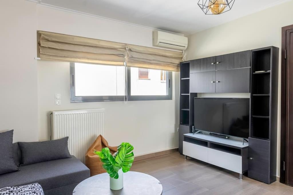 TV a/nebo společenská místnost v ubytování Comfort 1BR apt with amazing balcony at Piraeus