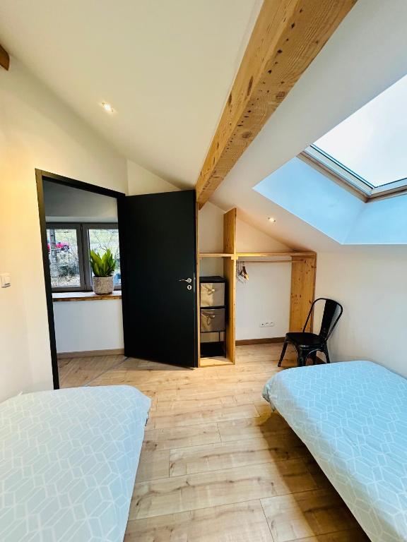 sypialnia z łóżkiem i czarnymi drzwiami w obiekcie Chez Alixe - Appartement avec terrasse w mieście Gérardmer