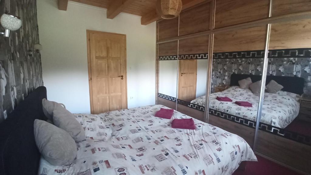 um quarto com uma cama com uma colcha branca em Marilyn Vendégház em Kehidakustány