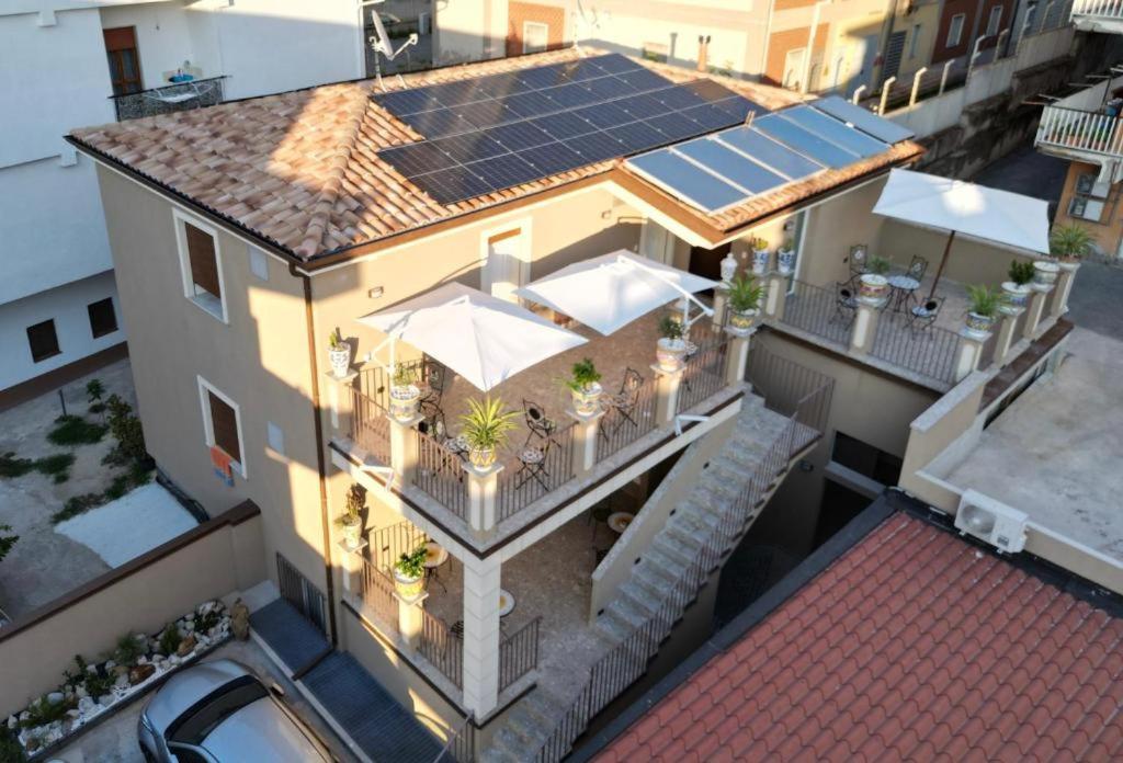 una vista aérea de una casa con paneles solares en el techo en B&B Allison Tropea en Tropea