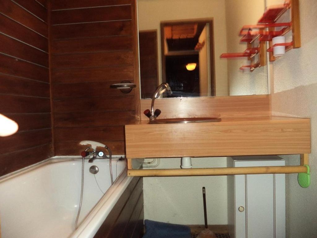 a bathroom with a sink and a bath tub at Résidence Le Pouzenc - Studio pour 4 Personnes 901 in Les Orres