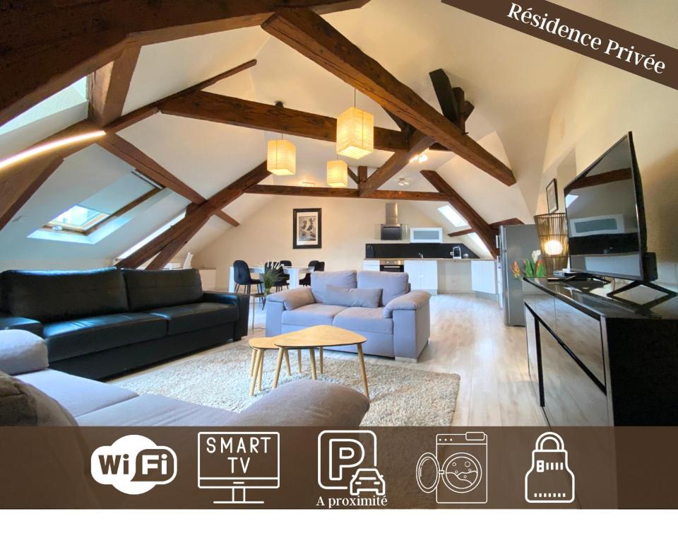 ein Wohnzimmer mit Sofas und ein Esszimmer in der Unterkunft Résidence Investar appartement 5 in Montluçon