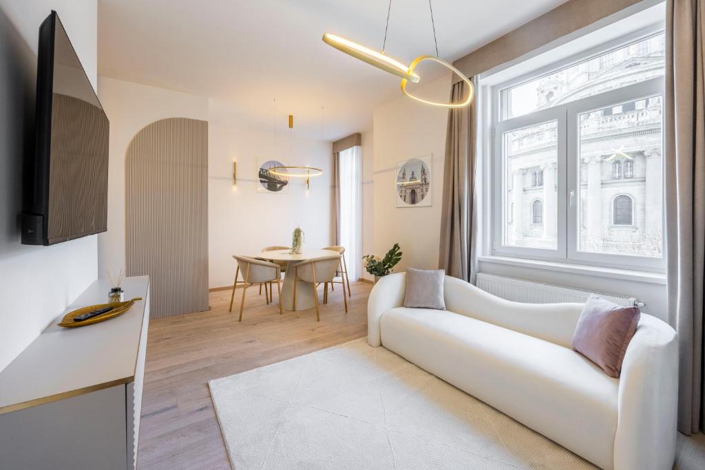 Luxurious Central Apartment w/ a Stunning View to the Basilica 1065 Budapest, 1 Révay köz kép - 1