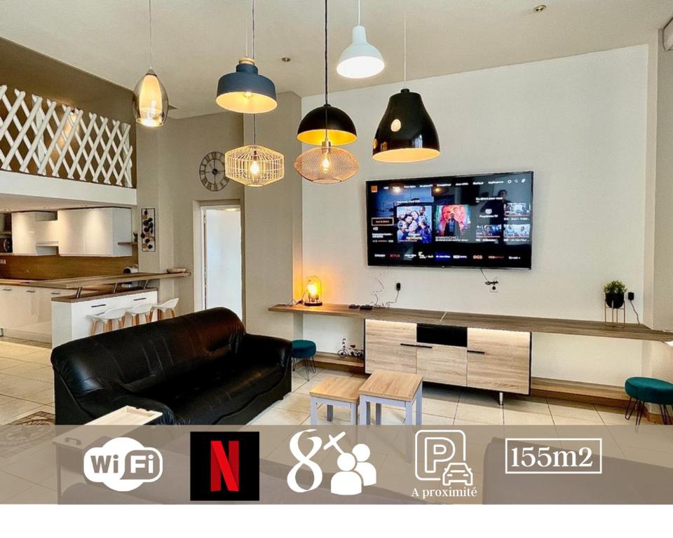 Televízia a/alebo spoločenská miestnosť v ubytovaní LOFT SAINT JEAN