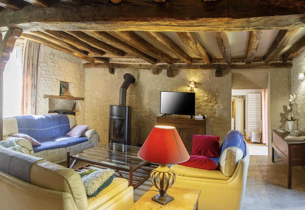 sala de estar con 2 sofás y TV en Lodge de Loire - rive droite - proche Chambord, en Séris