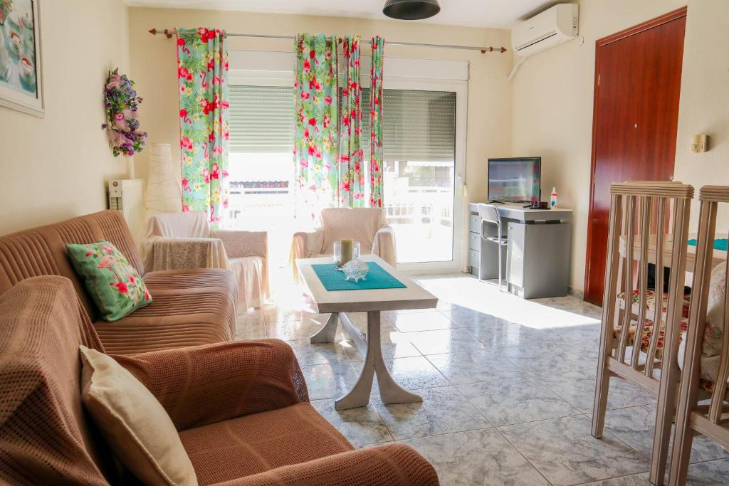 een woonkamer met een bank en een tafel bij Pepi's Cozy Apartment in Alexandroupoli