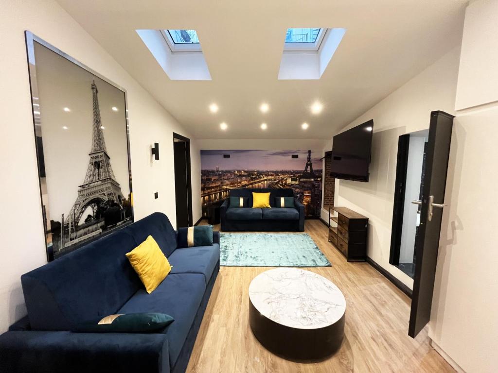 un salon avec un canapé bleu et une table dans l'établissement Urban Flat 175 - Loft St Denis, à Paris