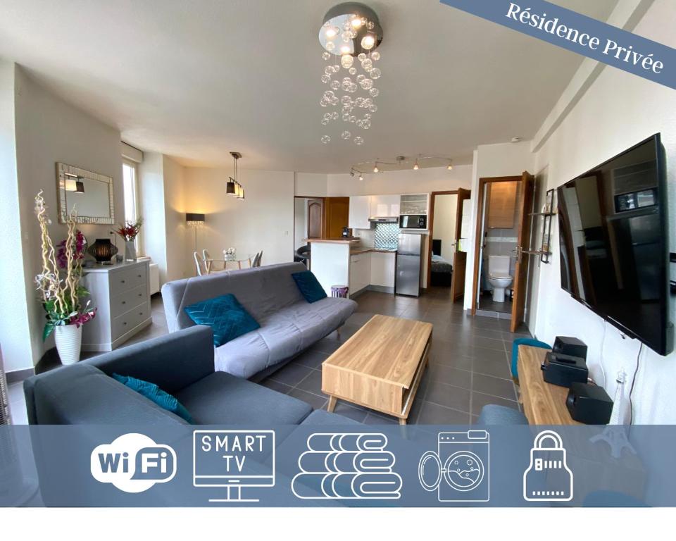 - un salon avec un canapé et une table dans l'établissement Résidence Investar appartement 3, à Montluçon