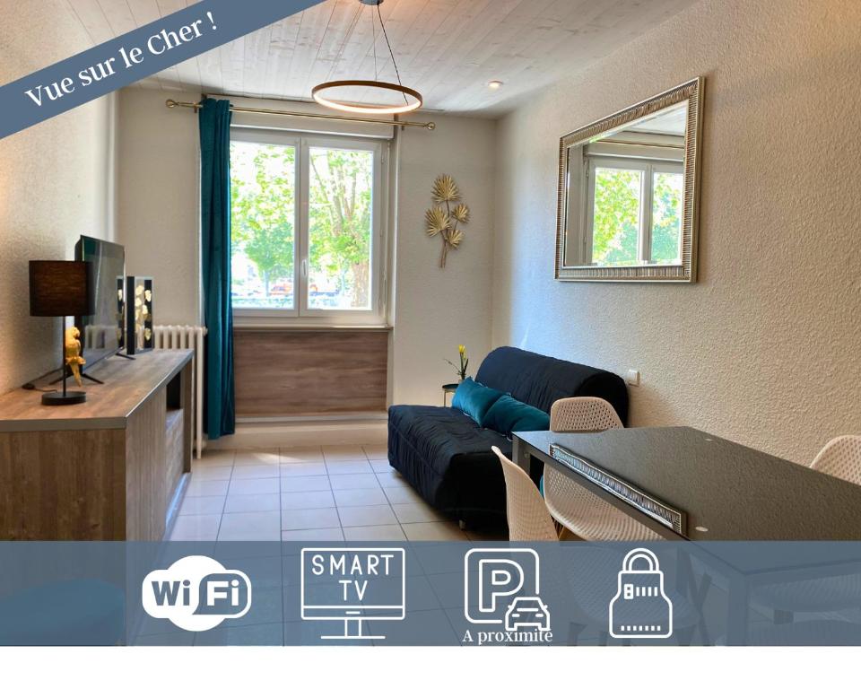 un salon avec un canapé et une table dans l'établissement F2 Résidence Eurotel n°1 avec vue sur le Cher, Centre - Ville, à Montluçon