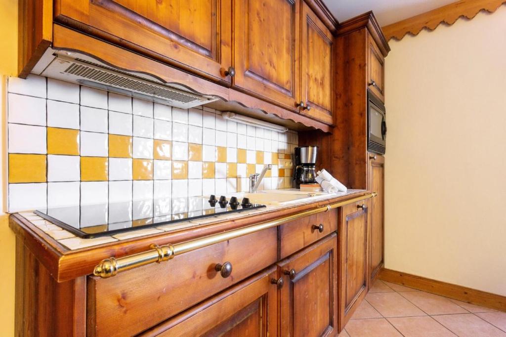 A cozinha ou cozinha compacta de R&eacute;sidence Les Hauts Bois - maeva Home - Appartement 3 Pi&egrave;ces 8 Personnes - 034