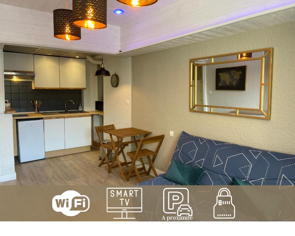 ein Wohnzimmer und eine Küche mit einem Sofa und einem Tisch in der Unterkunft F2 Résidence Eurotel n°5 avec vue sur le Cher, Centre - Ville in Montluçon