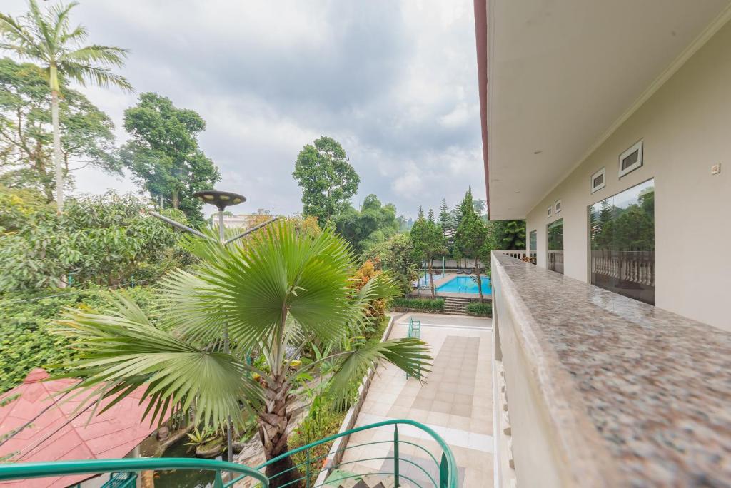 Bazén v ubytování Urbanview Resort Botol Cisarua Puncak Bogor nebo v jeho okolí