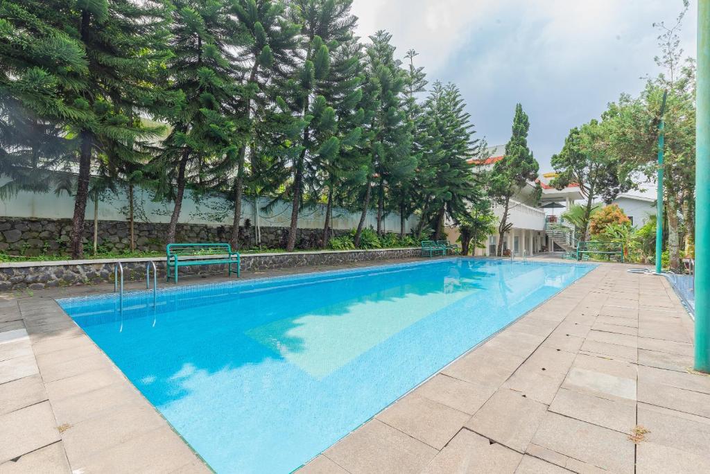 Bazén v ubytování Urbanview Resort Botol Cisarua Puncak Bogor nebo v jeho okolí