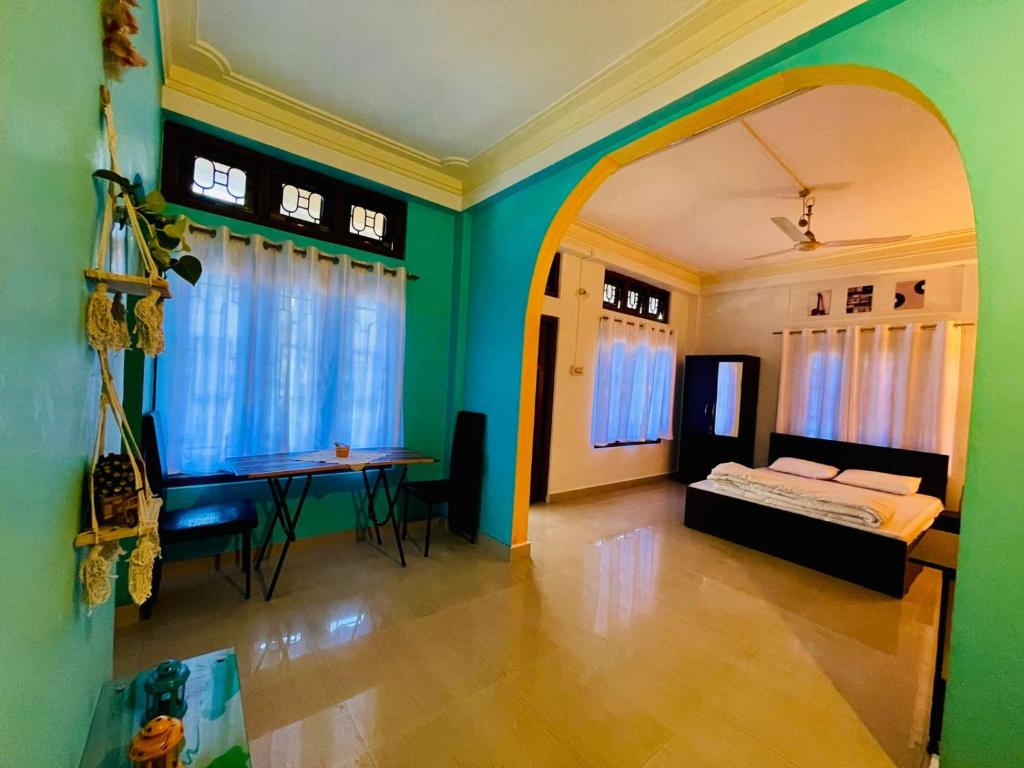 sypialnia z łóżkiem i stołem w pokoju w obiekcie Aurora Inn w mieście Sibsāgar