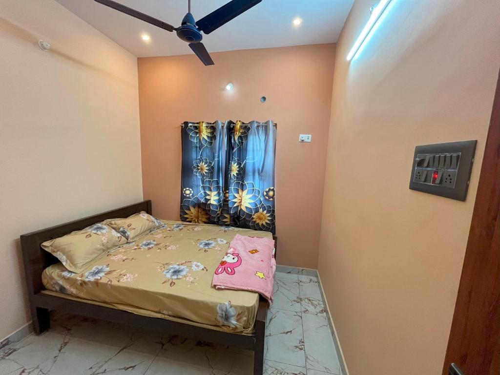 Postel nebo postele na pokoji v ubytování Sai Ayush Homestay