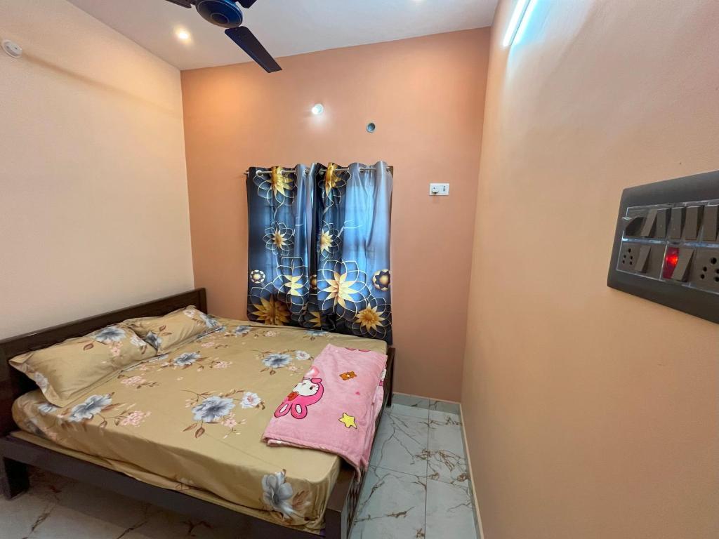 Postel nebo postele na pokoji v ubytování Sai Ayush Homestay