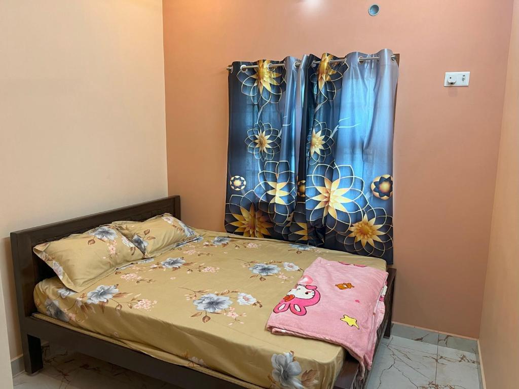Postel nebo postele na pokoji v ubytování Sai Ayush Homestay