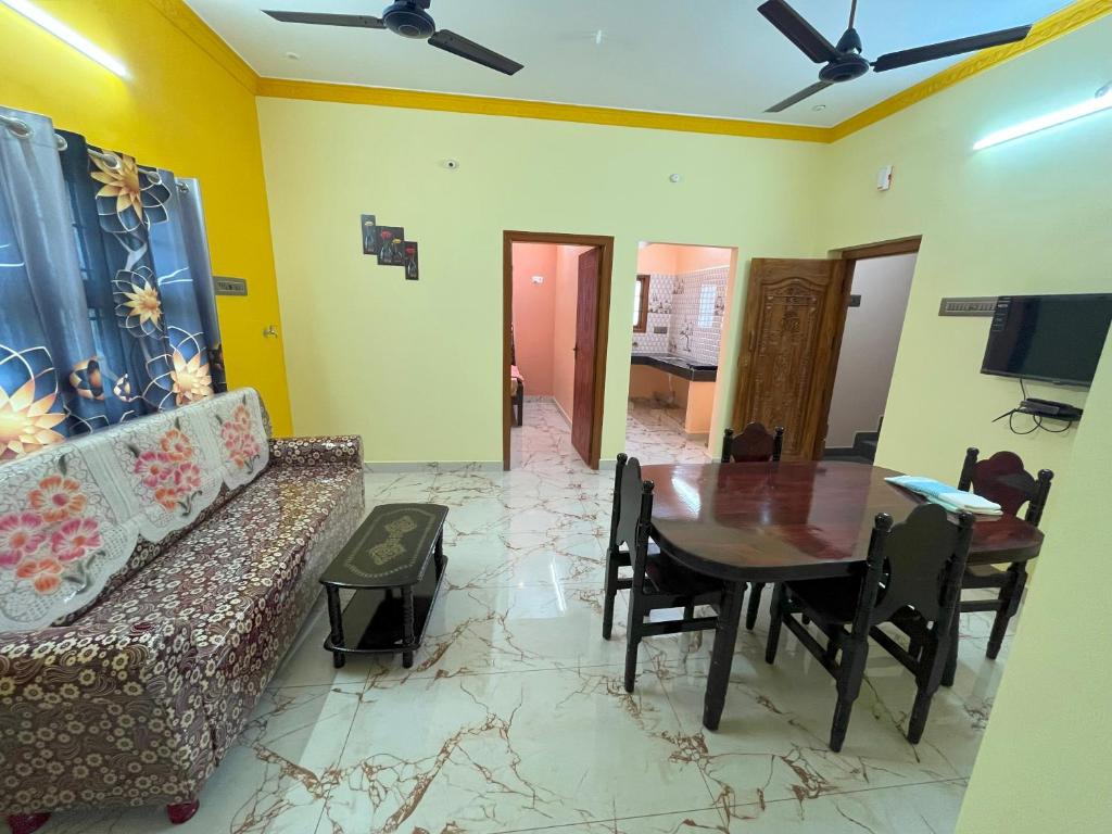 TV a/nebo společenská místnost v ubytování Sai Ayush Homestay
