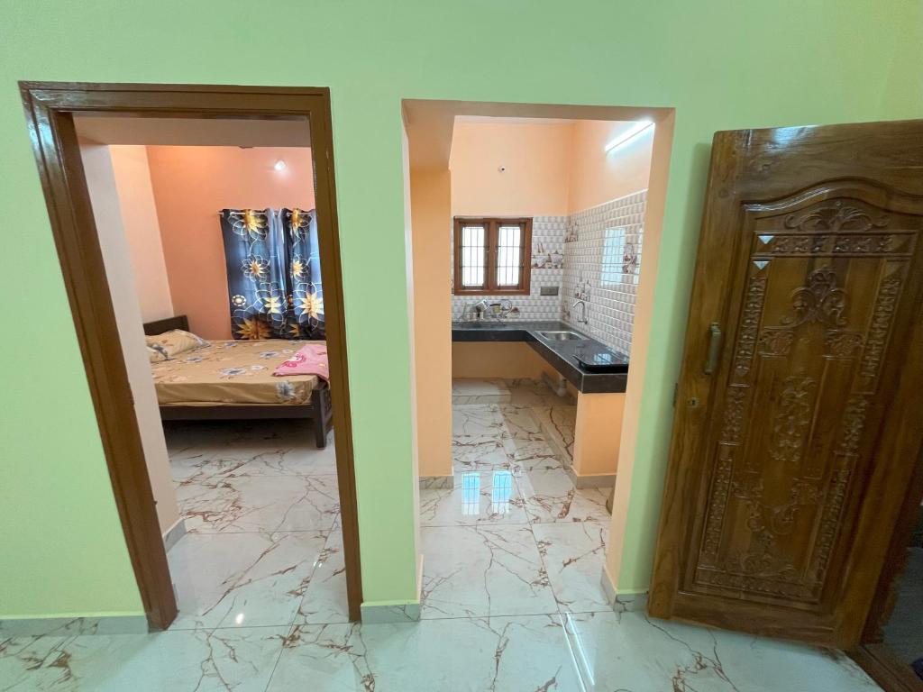 Postel nebo postele na pokoji v ubytování Sai Ayush Homestay