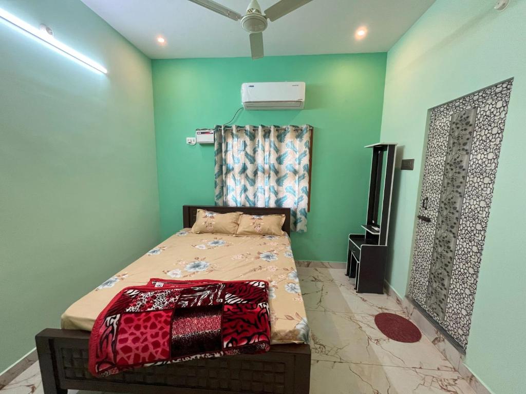 Postel nebo postele na pokoji v ubytování Sai Ayush Homestay
