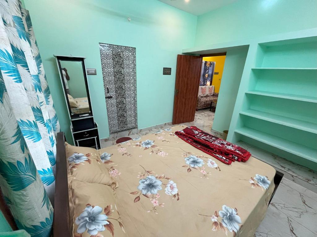 Postel nebo postele na pokoji v ubytování Sai Ayush Homestay