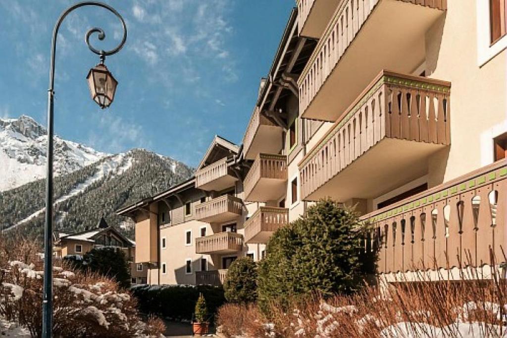 a building with a street light in front of it at Résidence La Ginabelle - maeva Home - Appartement 4 Pièces 8 Personnes - S 444 in Chamonix