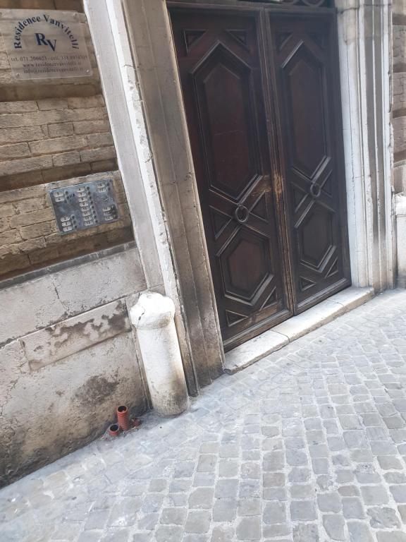 una porta per un edificio con un cartello sopra di Residence Vanvitelli ad Ancona