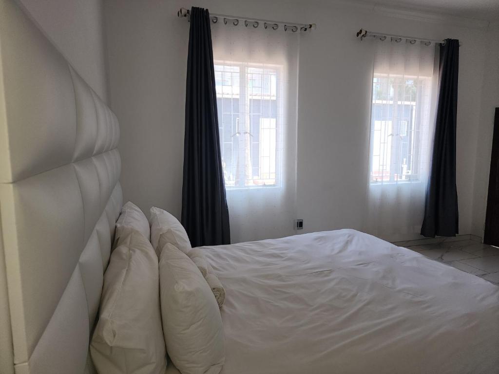 Un pat sau paturi într-o cameră la Sirwine Hotel, Bar and Restuarant