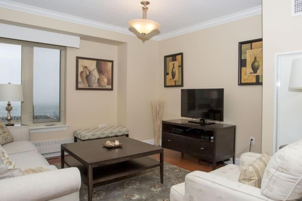 uma sala de estar com um sofá e uma televisão em Spacious Waterfront Apt #801 with AC em Halifax