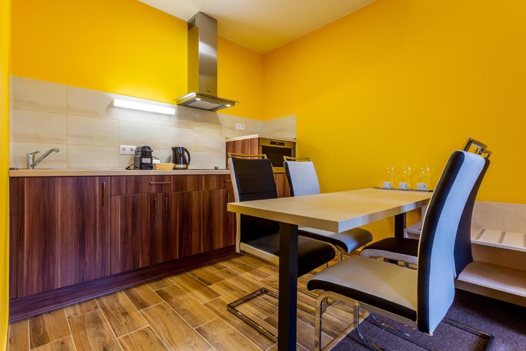 Kuchnia lub aneks kuchenny w obiekcie Hostel Mayer Superior Veszprém