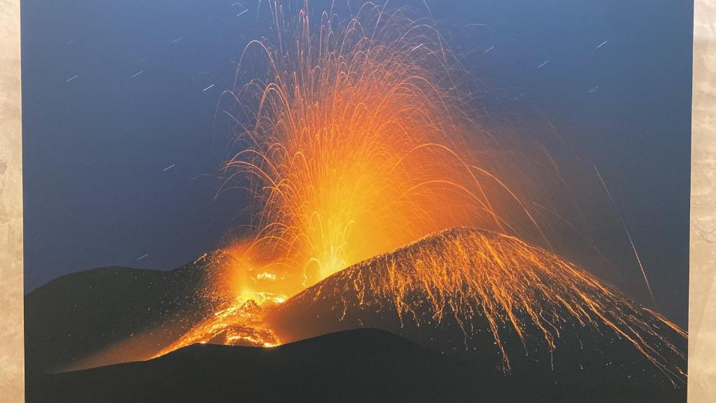 un'eruzione di un vulcano di notte di Royal House a Catania