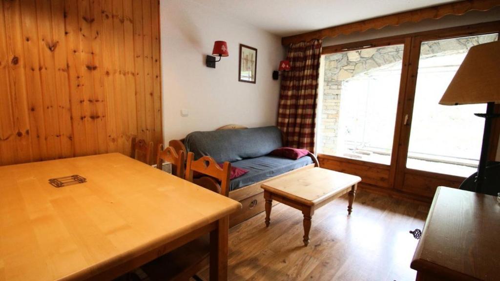 un salon avec un canapé et une table dans l'établissement Résidence Dame Blanche - DBA127 - APPT 1 CHAMBRE + CABINE - BALCON - 6 PERSONNES MAE-2404, à Narreyroux