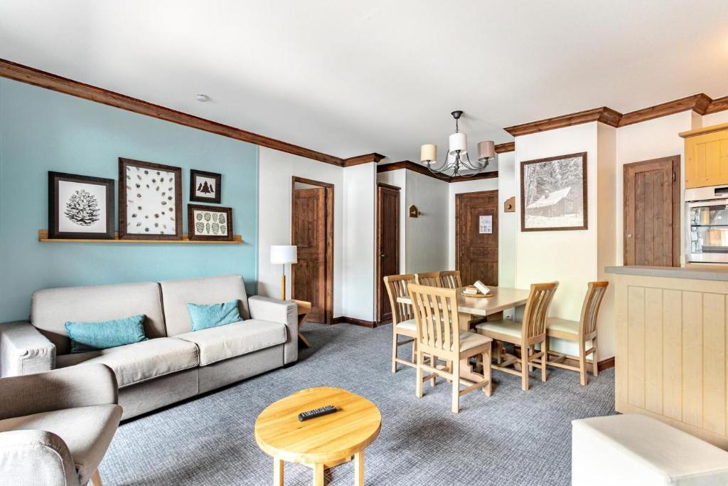 un salon avec un canapé et une table dans l'établissement Résidence Les Arcs 1950 Le Village - maeva Home - Appartement 3 pièces 6 personnes - Prestige MAE-8924, à Bourg-Saint-Maurice
