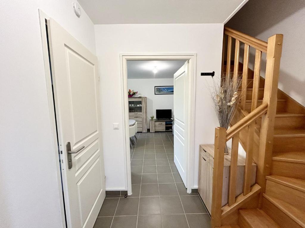 un couloir avec un escalier menant à une salle de bains. dans l'établissement Les Courlis, à Saint-Valery-sur-Somme