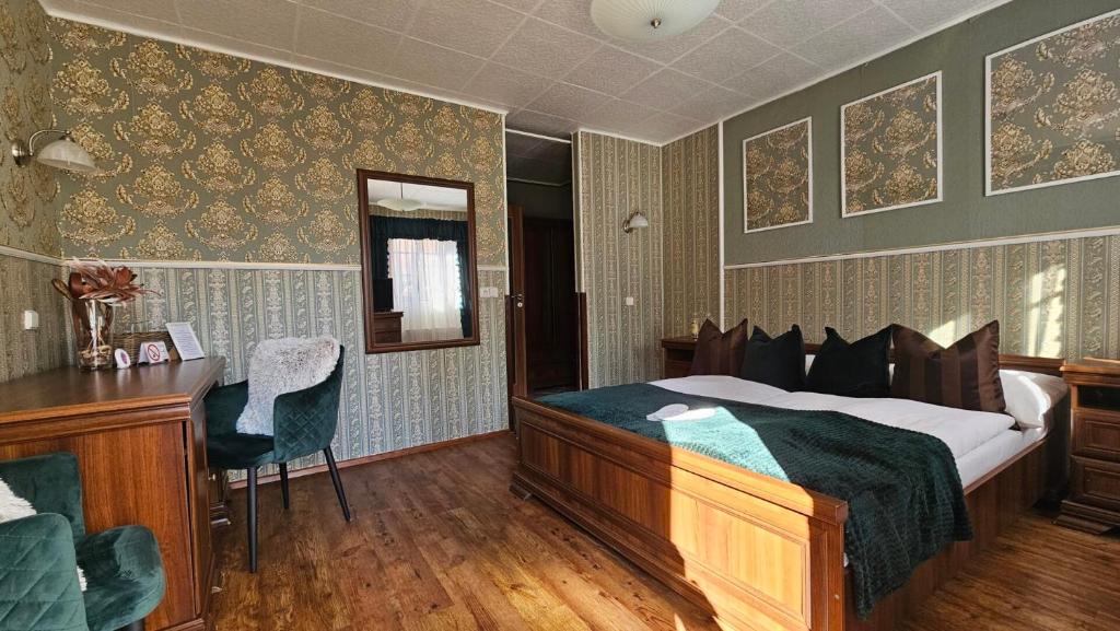 ブジェツラフにあるZámecký penzion Rotundaのベッド、デスク、デスクが備わる客室です。
