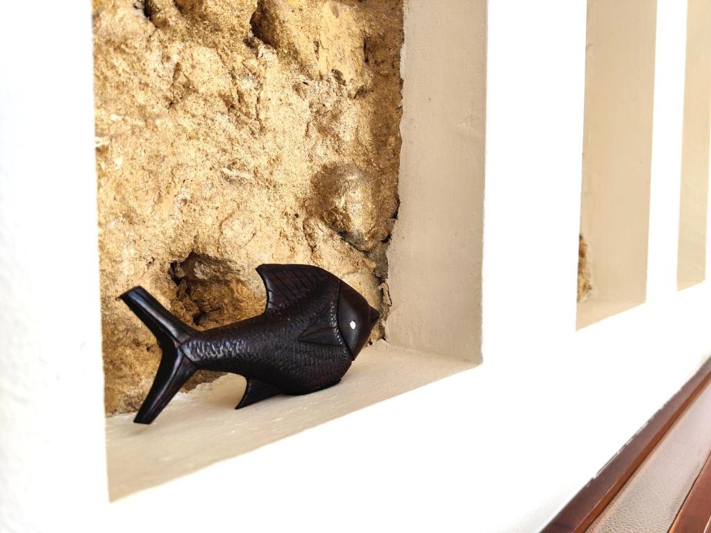 a black shoe in the corner of a wall at Vejerísimo Casa Boutique in Vejer de la Frontera