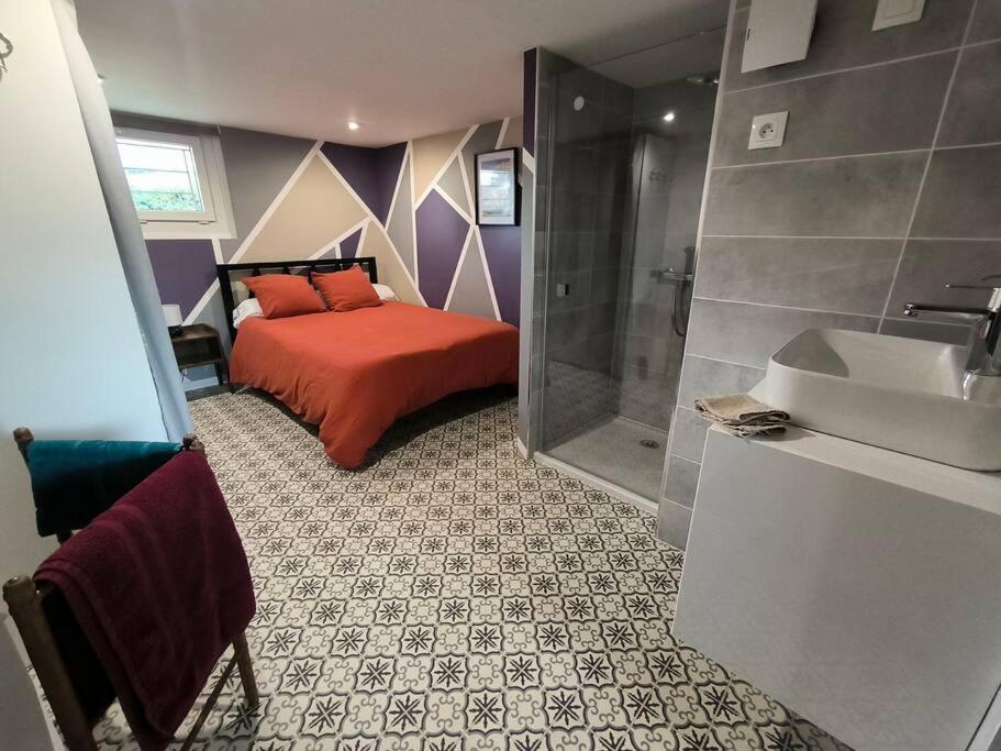 - une chambre avec un lit, une douche et un lavabo dans l'établissement Studio calme et proche de Rennes, à Vezin-le-Coquet