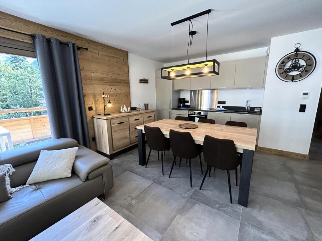 a kitchen and living room with a table and chairs at Résidence LES TERRASSES DE LA VANOISE - Appartement LES TERRASSES DE LA VAN 924 in Champagny-en-Vanoise